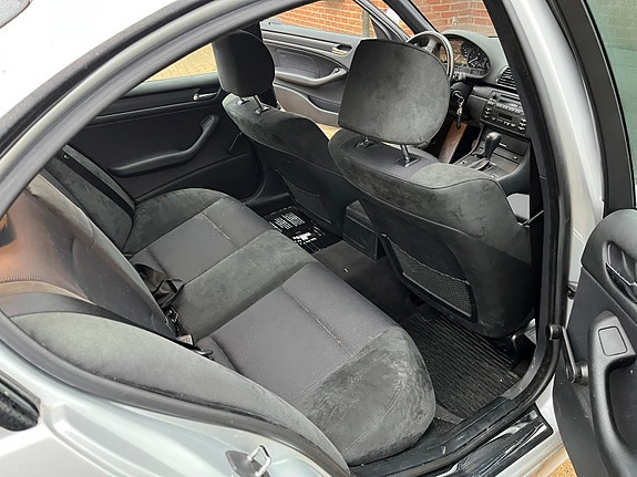 BMW 320i 4 of 4