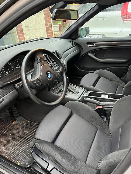 BMW 320i 3 of 4
