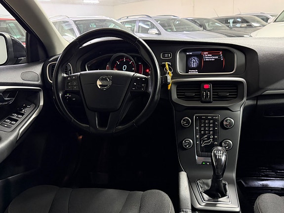 Volvo V40 12 of 18