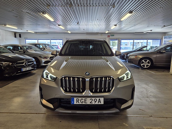 BMW iX1 3 of 5