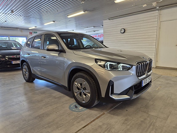 BMW iX1 4 of 5