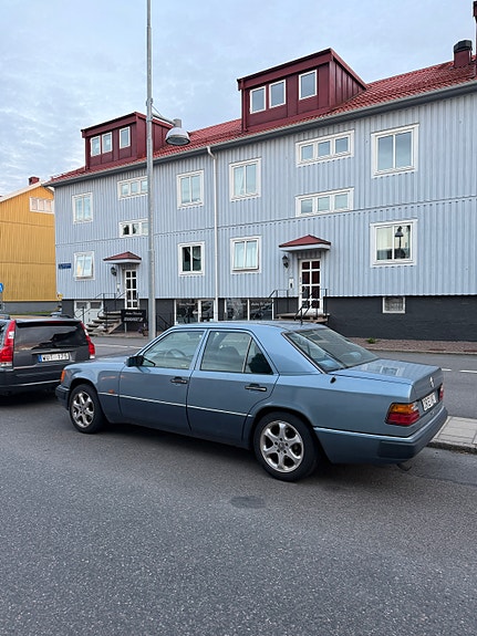 Mercedes-Benz 230 2 of 5