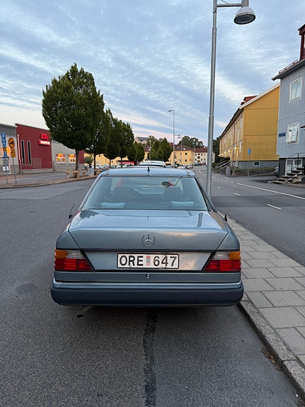 Mercedes-Benz 230 3 of 5