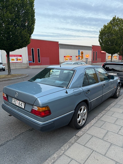 Mercedes-Benz 230 4 of 5