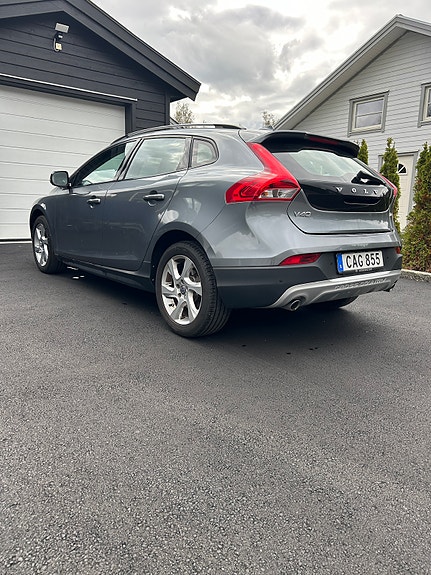 Volvo V40 Cross Country 2 of 7