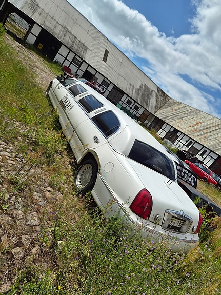 Lincoln Town Car 3 of 5