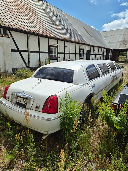 Lincoln Town Car 5 of 5