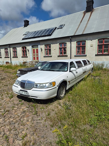 Lincoln Town Car 2 of 5