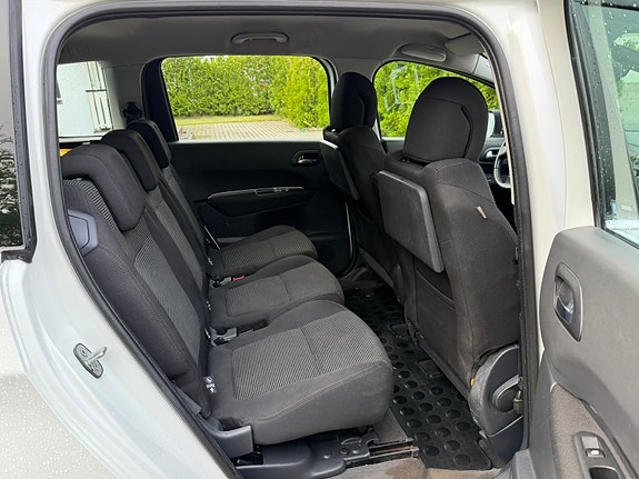 Peugeot 5008 10 of 16