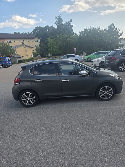 Peugeot 208 3 of 5