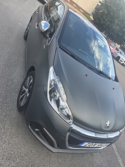 Peugeot 208 2 of 5