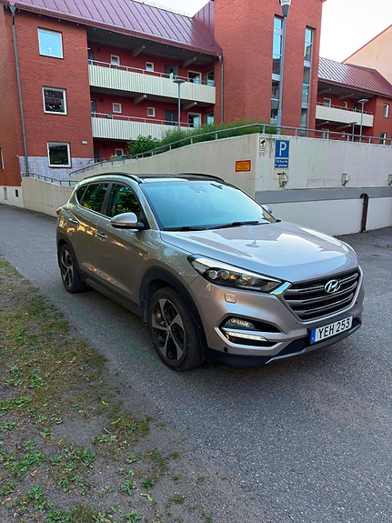 Hyundai Tucson 2 of 5