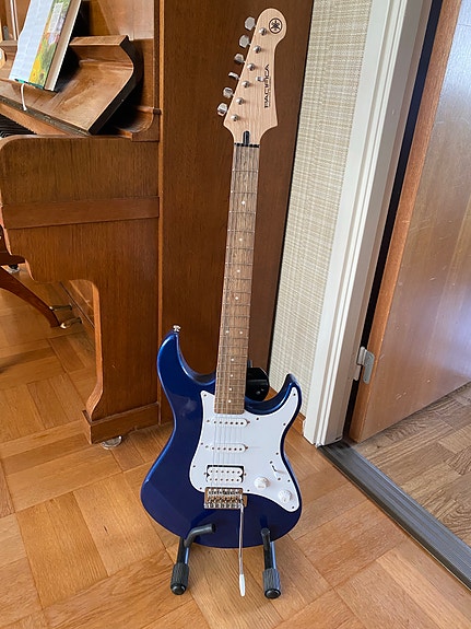 Yamaha Pacifica 012 blå metallic elgitarr - absolut nyskick!