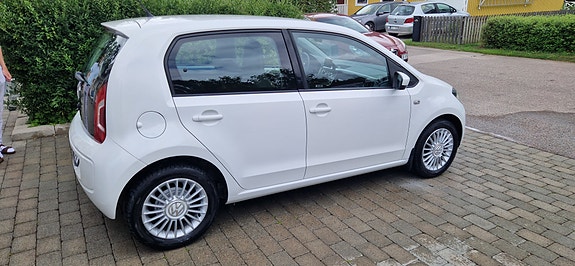 Volkswagen UP! 2 of 9