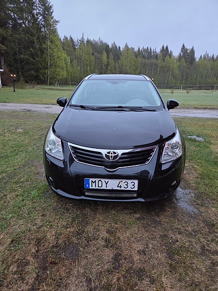 Toyota Avensis 2 of 5