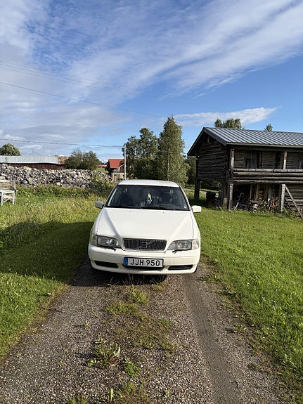 Volvo S70 2 of 5