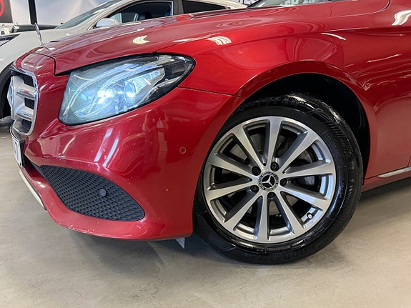 Mercedes-Benz E220 2 of 29