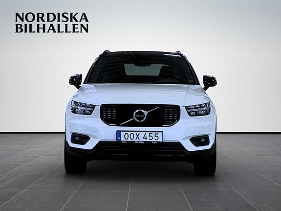 Volvo XC40 2 of 5