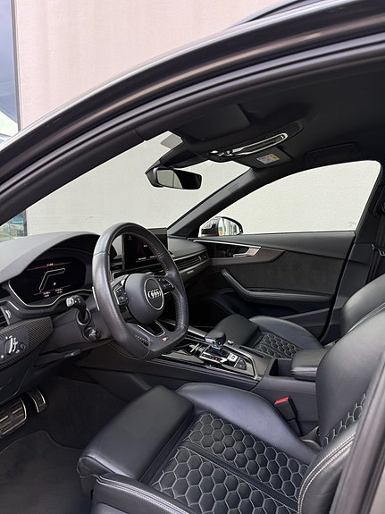 Audi RS4 3 of 5