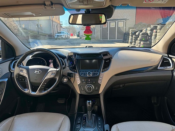Hyundai Grand Santa Fe 3 of 5