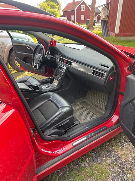 Volvo V70 2 of 5