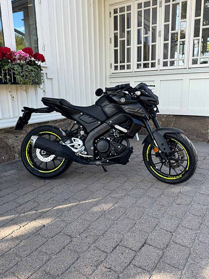 Yamaha MT125 2 of 6