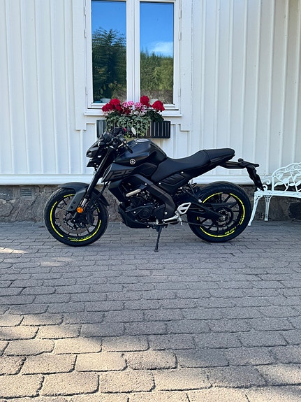Yamaha MT125 3 of 6