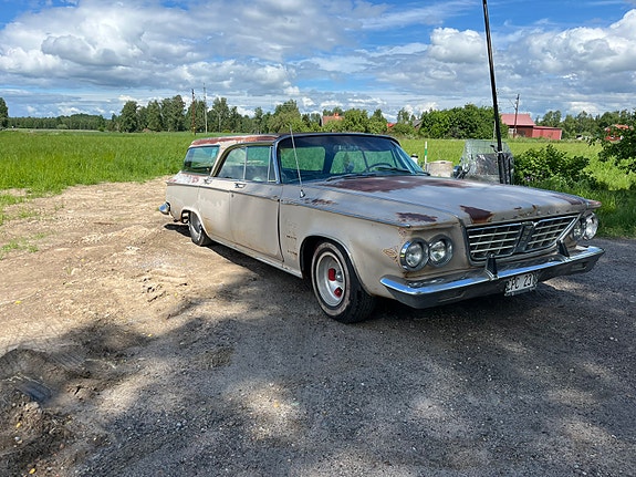 Chrysler Town & Country 2 of 5