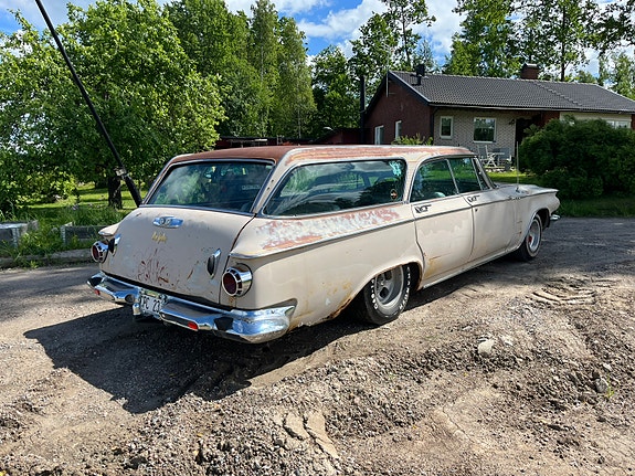 Chrysler Town & Country 3 of 5