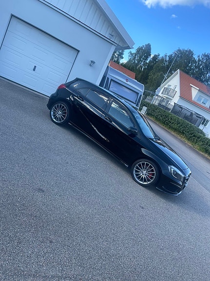 Mercedes-Benz A200 2 of 5