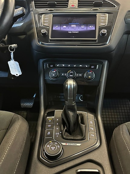 Volkswagen Tiguan 16 of 26