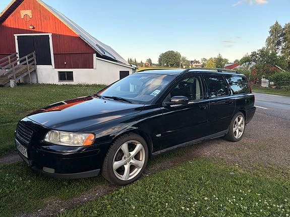 Volvo V70 3 of 5