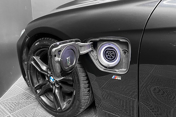 BMW 330e 12 of 27