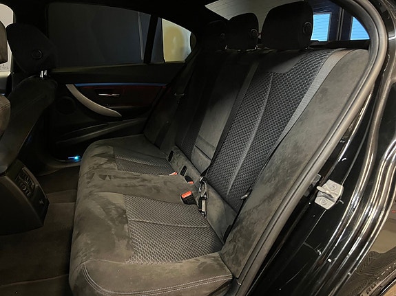 BMW 330e 18 of 27