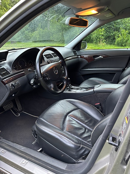 Mercedes-Benz E200 4 of 5