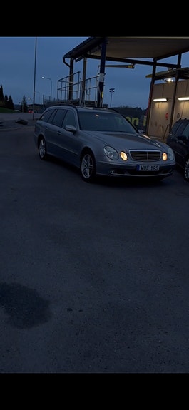 Mercedes-Benz E200 3 of 5