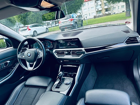 BMW 330e 5 of 8