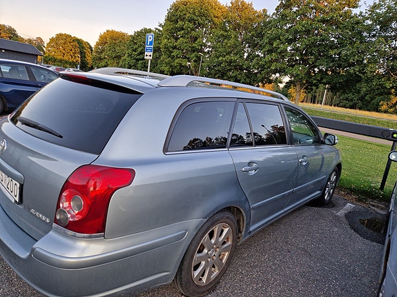 Toyota Avensis 2 of 8