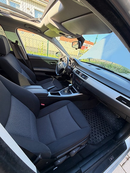 BMW 320i 9 of 15