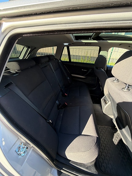BMW 320i 8 of 15