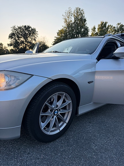 BMW 320i 5 of 15