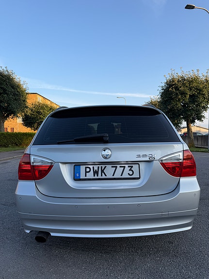 BMW 320i 4 of 15
