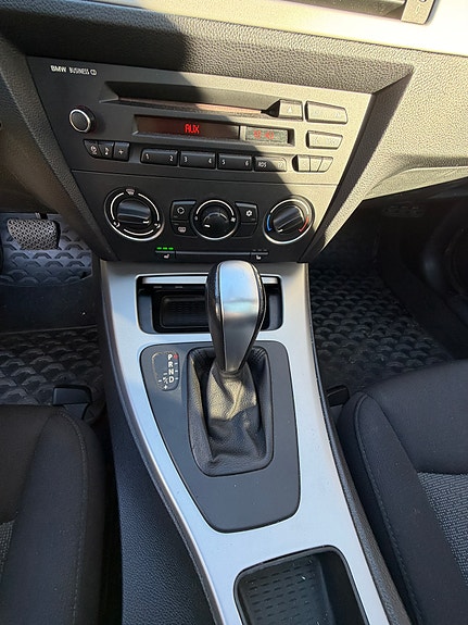 BMW 320i 14 of 15