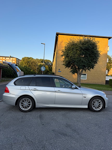 BMW 320i 2 of 15