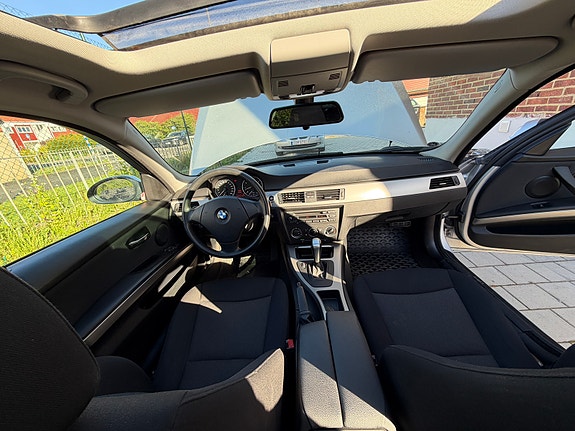 BMW 320i 7 of 15