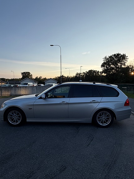 BMW 320i 3 of 15