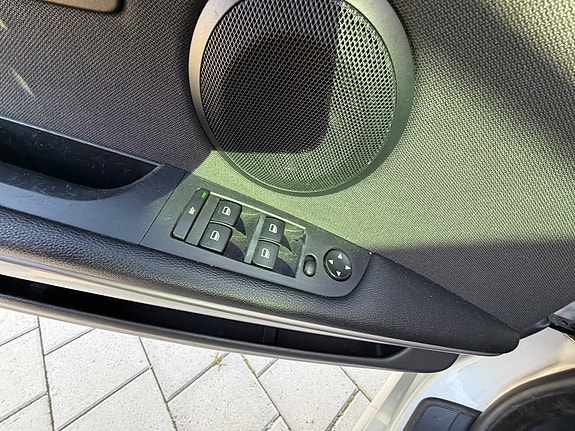 BMW 320i 12 of 15