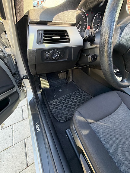 BMW 320i 11 of 15