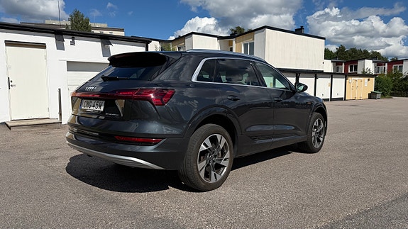 Audi e-tron 6 of 12