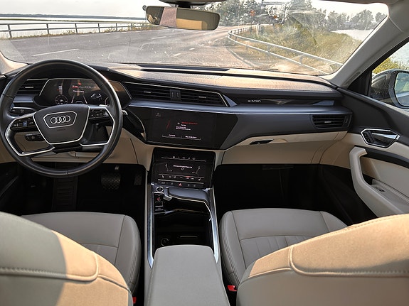Audi e-tron 10 of 12